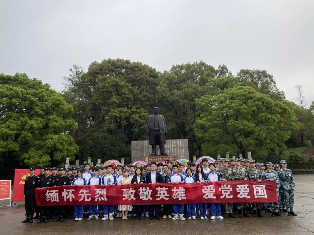 学习党史，致敬英雄---乐鱼体育官方网站开展清明节祭扫主题团日活动