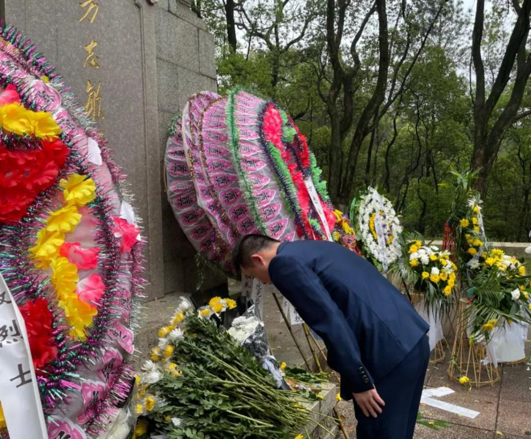 学习党史，致敬英雄---乐鱼体育官方网站开展清明节祭扫主题团日活动