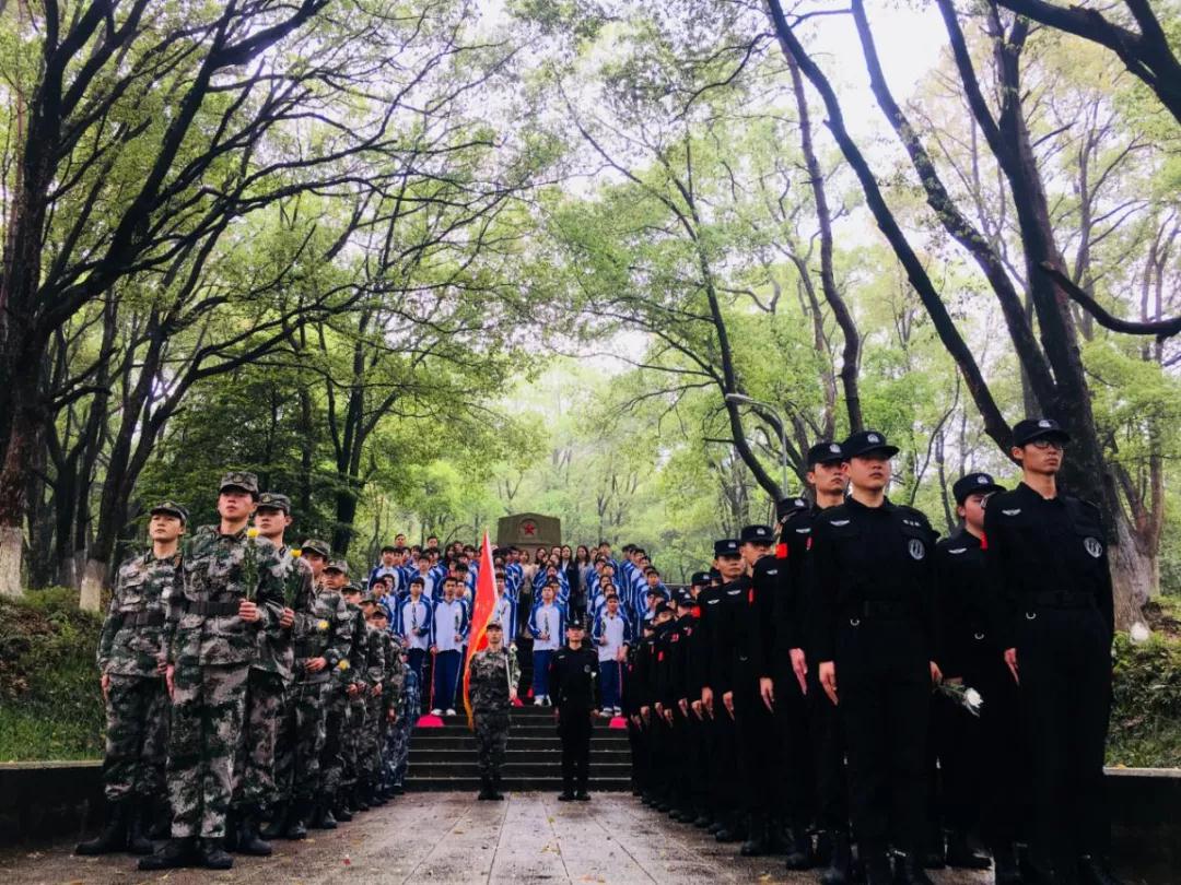 学习党史，致敬英雄---乐鱼体育官方网站开展清明节祭扫主题团日活动