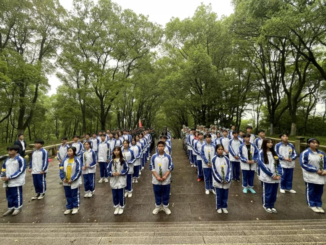 学习党史，致敬英雄---乐鱼体育官方网站开展清明节祭扫主题团日活动