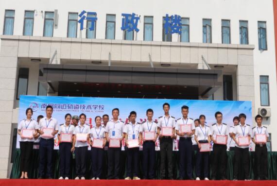 乐鱼体育官方网站2019级新生开学典礼暨军训汇演表彰大会隆重举行