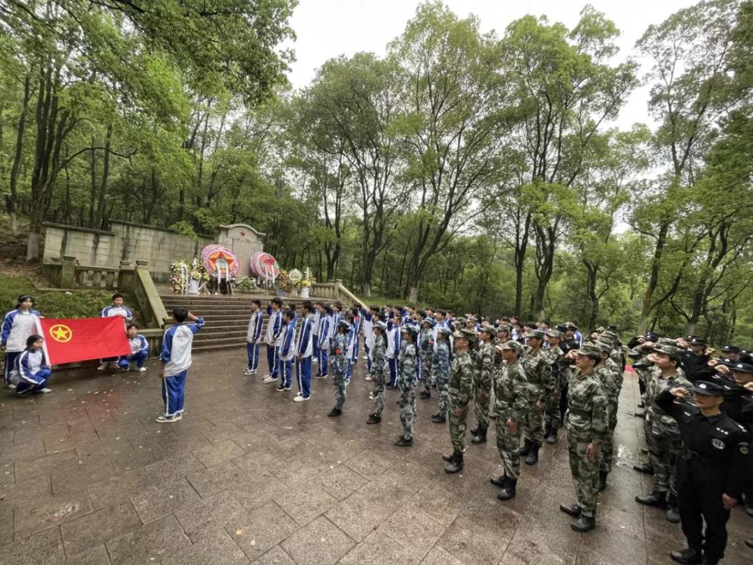 学习党史，致敬英雄---乐鱼体育官方网站开展清明节祭扫主题团日活动